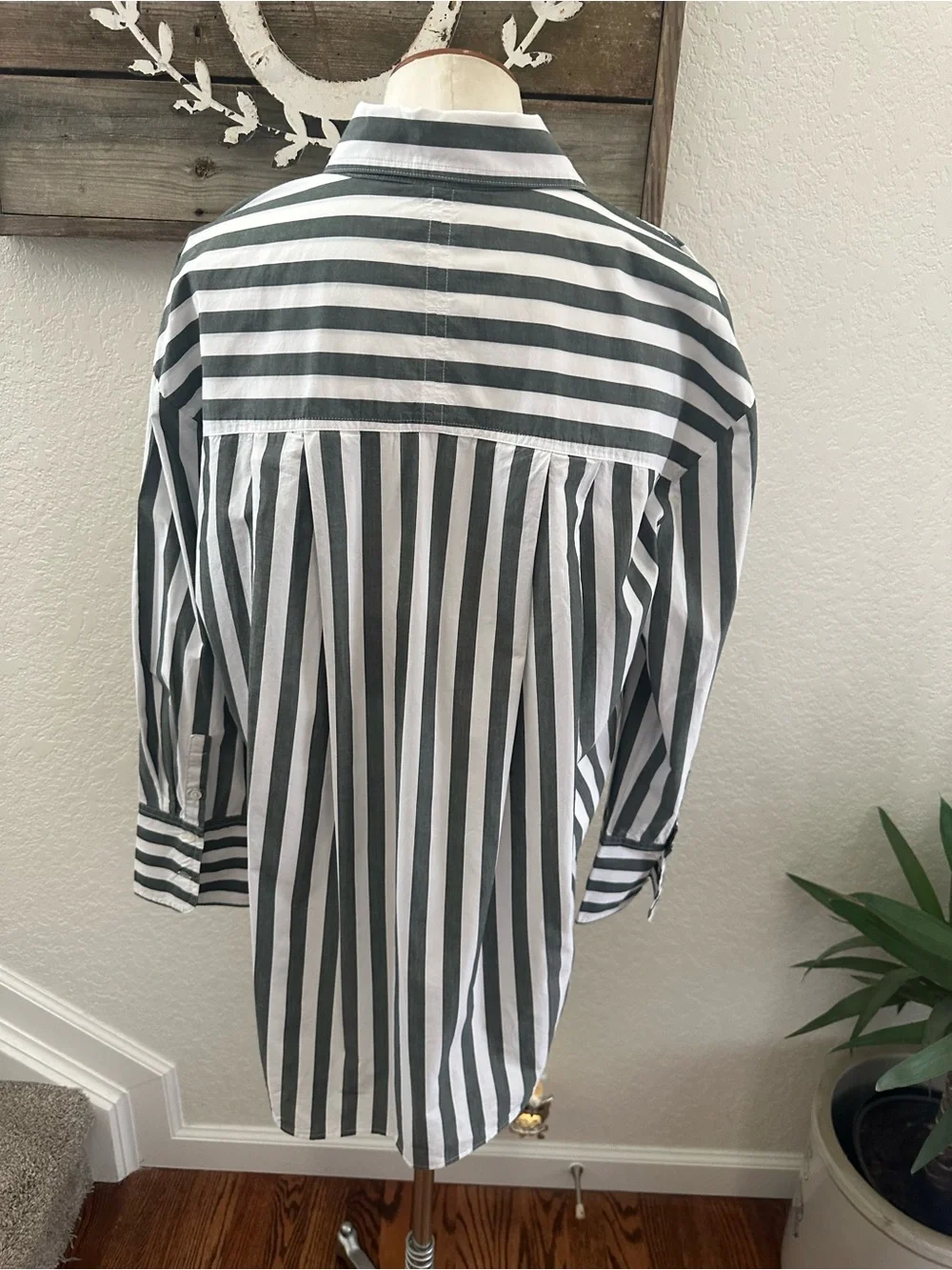 Banana Republic long sleeve oversized button down shirt gray stripe size M